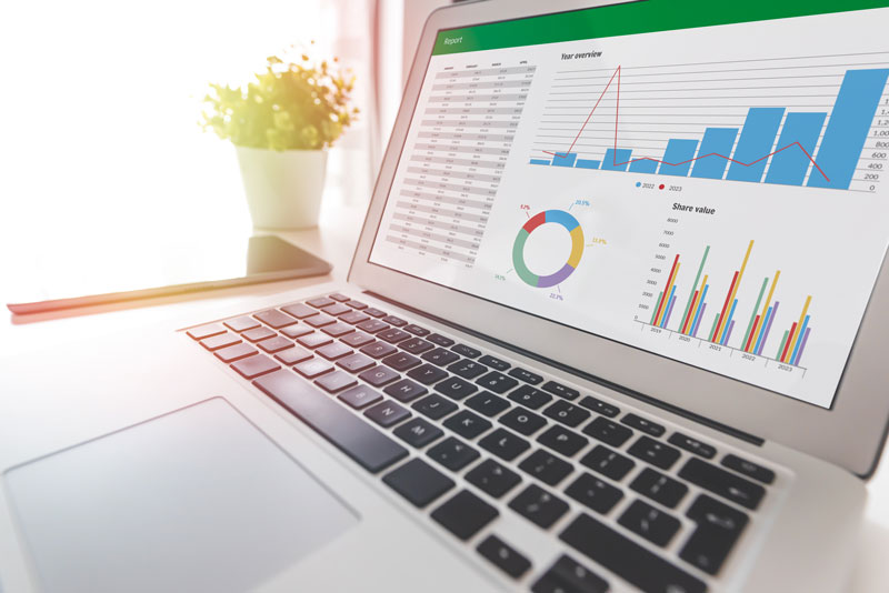 Laptop displaying charts, graphs, and spreadsheet data for an Excel course focused on data analysis, dashboards, and business reporting.